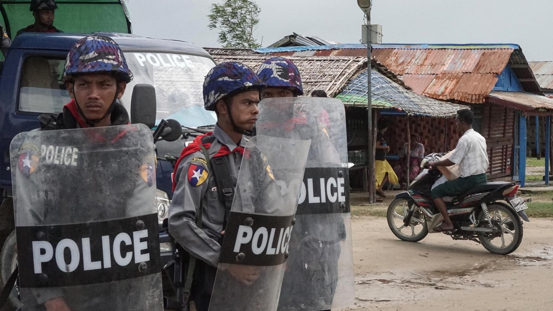 Polizisten bewachen ein Flüchtlingslager in Sittwe, Myanmar am 1.9.2017 Polizisten bewachen ein Flüchtlingslager in Sittwe, Myanmar am 1.9.2017