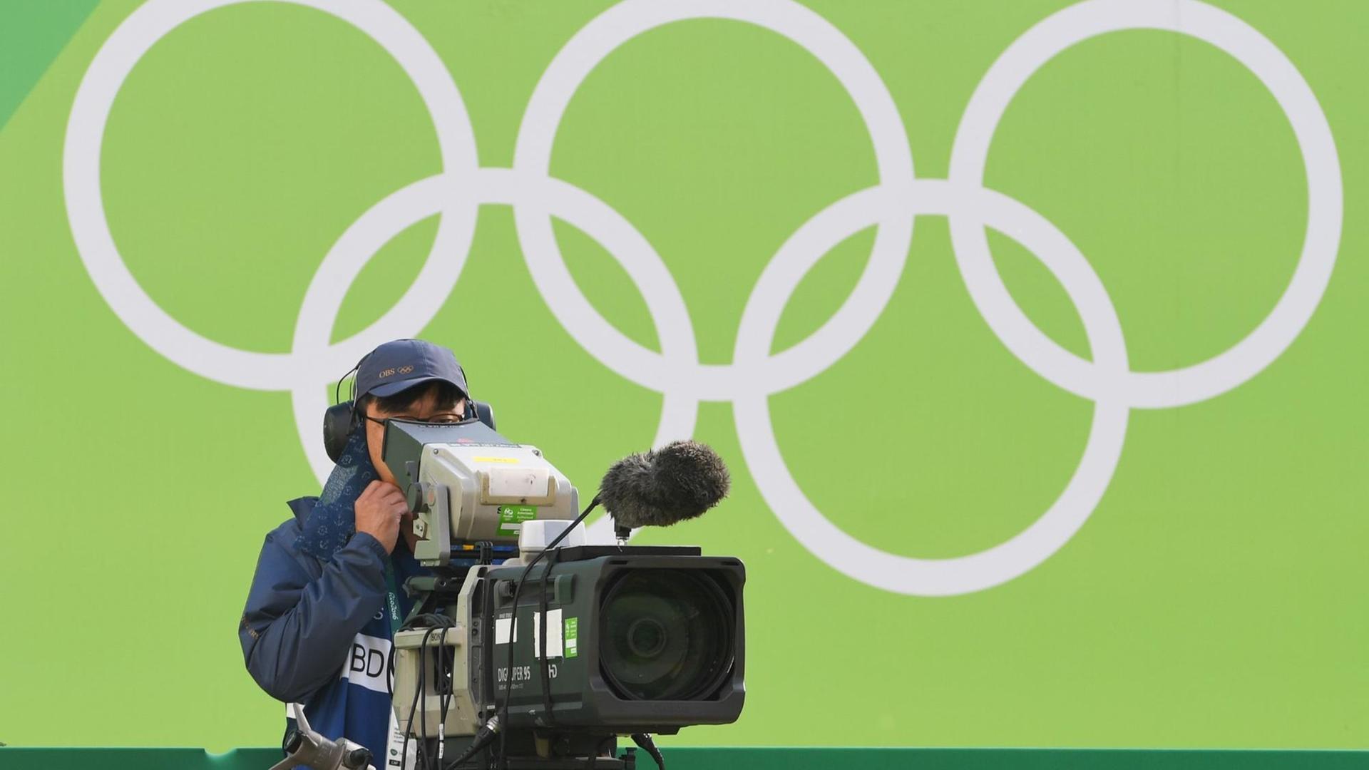 A TV cameraman shoots during the Women's Individual 1/8 Eliminations of the Archery events during the Rio 2016 Olympic Games at the Sambodromo in Rio de Janeiro, Brazil, 11 August 2016. Photo: Sebastian Kahnert/dpa | Verwendung weltweit A TV cameraman shoots during the Women's Individual 1/8 Eliminations of the Archery events during the Rio 2016 Olympic Games at the Sambodromo in Rio de Janeiro, Brazil, 11 August 2016. Photo: Sebastian Kahnert/dpa | Verwendung weltweit