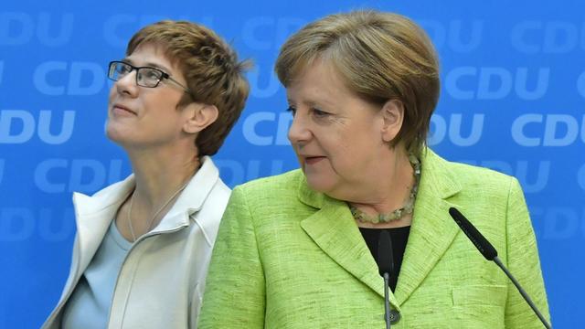 Die saarländische Ministerpräsidentin Kramp-Karrenbauer und CDU-Chefin Merkel geben am Tag nach der Landtagswahl in Berlin eine Pressekonferenz.