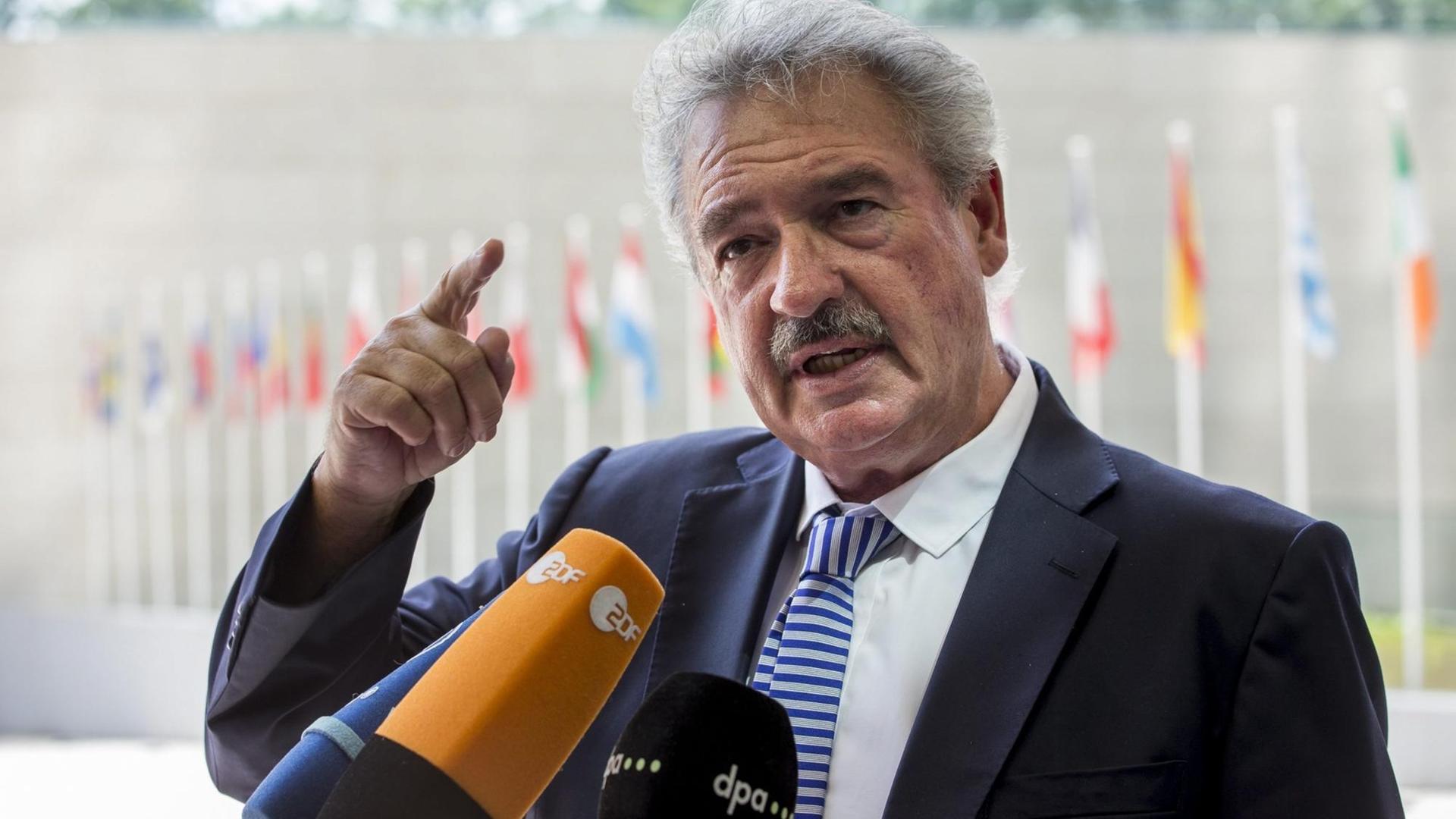 Luxemburgs Außenminister Jean Asselborn vor Mikrofonen Luxemburgs Außenminister Jean Asselborn vor Mikrofonen
