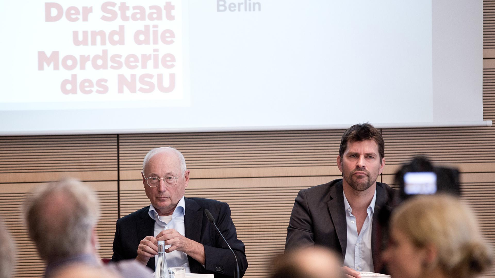 Die Journalisten Stefan Aust (l) und Dirk Laabs (r) bei der Vorstellung ihres Buches "Heimatschutz" Die Journalisten Stefan Aust (l) und Dirk Laabs (r) bei der Vorstellung ihres Buches "Heimatschutz"