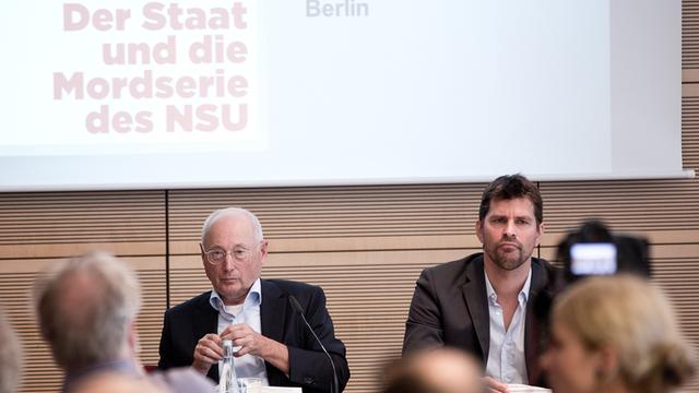 Die Journalisten Stefan Aust (l) und Dirk Laabs (r) bei der Vorstellung ihres Buches "Heimatschutz"