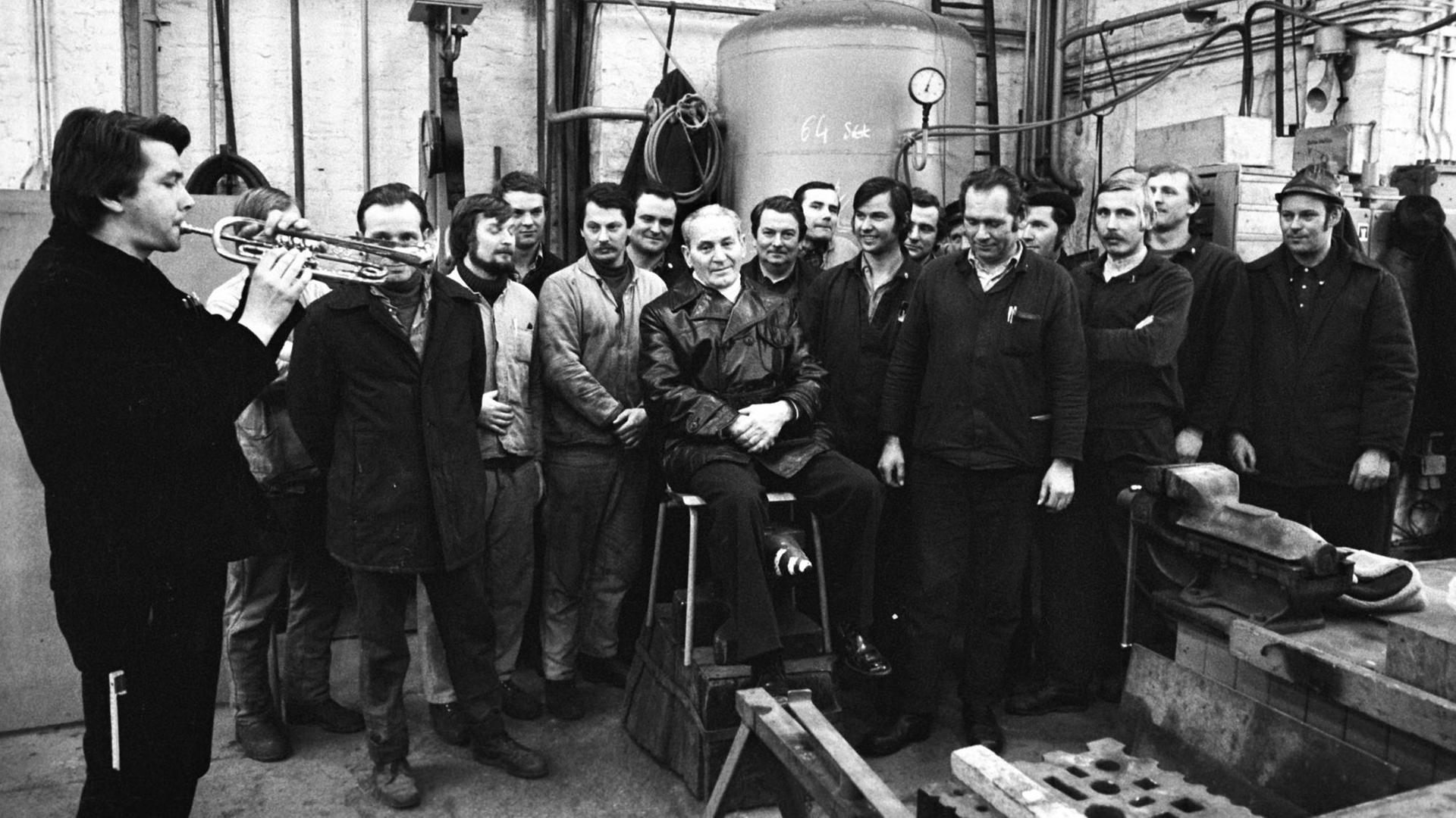 Mit einem Trompetensolo verabschieden am Jahresende 1979 im VEB Chemieanlagenbau Leipzig Brigademitglieder ihren 66-jährigen langjährigen Kollegen Kurt Klimpel in die Rente. Mit einem Trompetensolo verabschieden am Jahresende 1979 im VEB Chemieanlagenbau Leipzig Brigademitglieder ihren 66-jährigen langjährigen Kollegen Kurt Klimpel in die Rente.
