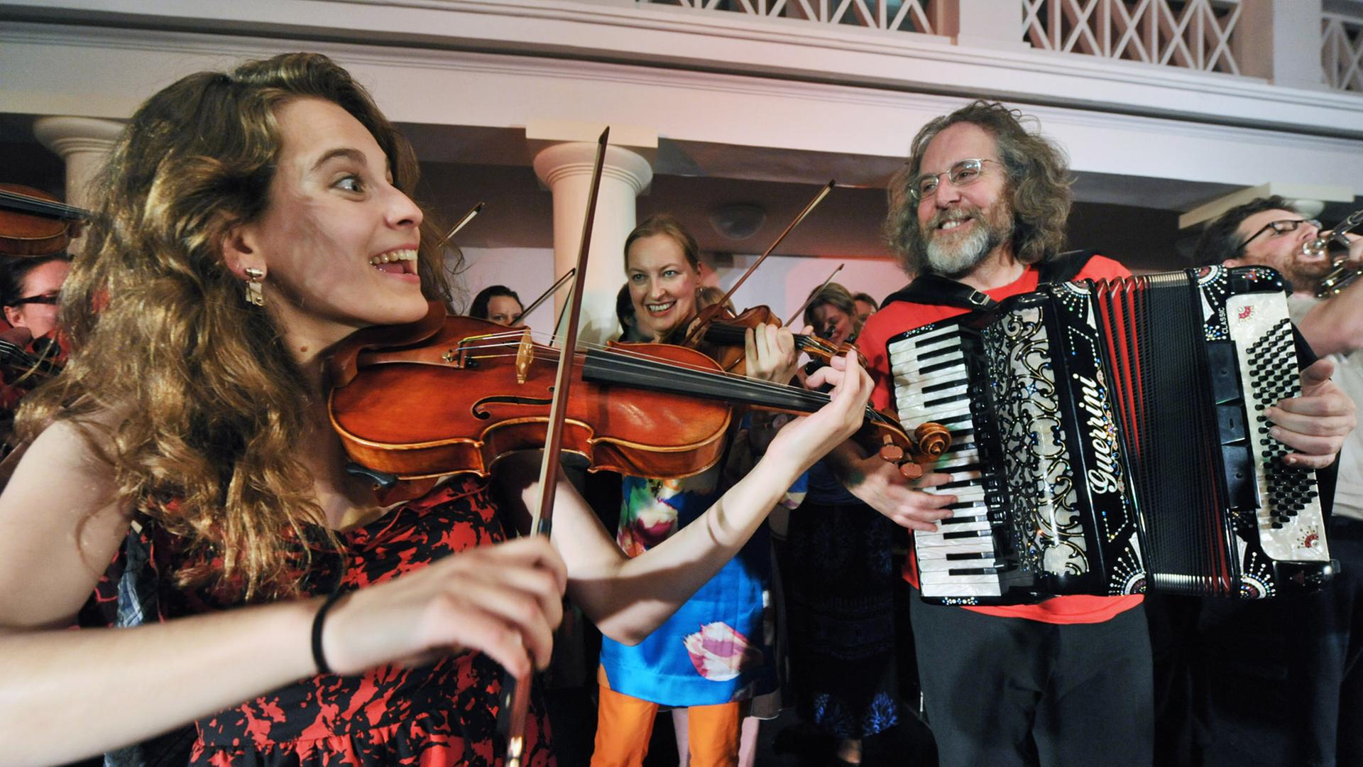 Musiker der "Klezmer Mishpokhe" - die Klezmergroßfamilie - spielen 2011 bei einem Konzert zum Festival "Yiddish Summer" in Weimar auf Musiker der "Klezmer Mishpokhe" - die Klezmergroßfamilie - spielen 2011 bei einem Konzert zum Festival "Yiddish Summer" in Weimar auf