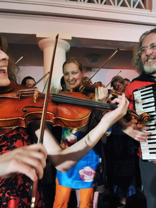 Musiker der "Klezmer Mishpokhe" - die Klezmergroßfamilie - spielen 2011 bei einem Konzert zum Festival "Yiddish Summer" in Weimar auf