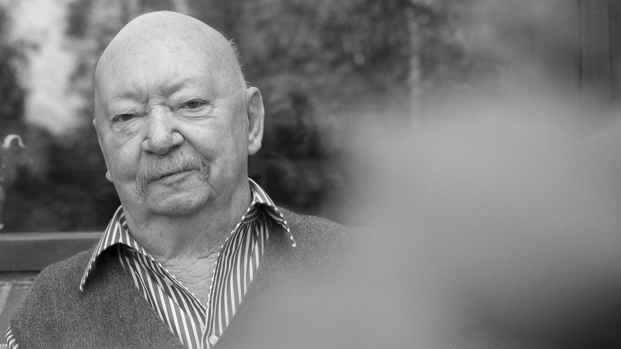 Porträt des Schriftstellers Günter Kunert (geb. 06.03.1929) im Garten seines Hauses in Kaisborstel nahe Itzehoe. Porträt des Schriftstellers Günter Kunert (geb. 06.03.1929) im Garten seines Hauses in Kaisborstel nahe Itzehoe.