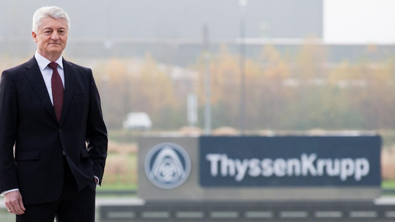 Heinrich Hiesinger, Vorstandsvorsitzender von ThyssenKrupp, steht am 20.11.2014 vor der Bilanzpressekonferenz vor der Konzernzentrale in Essen (Nordrhein-Westfalen). Heinrich Hiesinger, Vorstandsvorsitzender von ThyssenKrupp, steht am 20.11.2014 vor der Bilanzpressekonferenz vor der Konzernzentrale in Essen (Nordrhein-Westfalen).