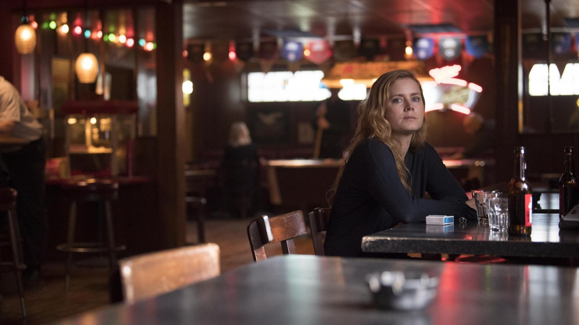 Amy Adams als Camille Preaker in der HBO-Serie "Sharp Objects" Amy Adams als Camille Preaker in der HBO-Serie "Sharp Objects"