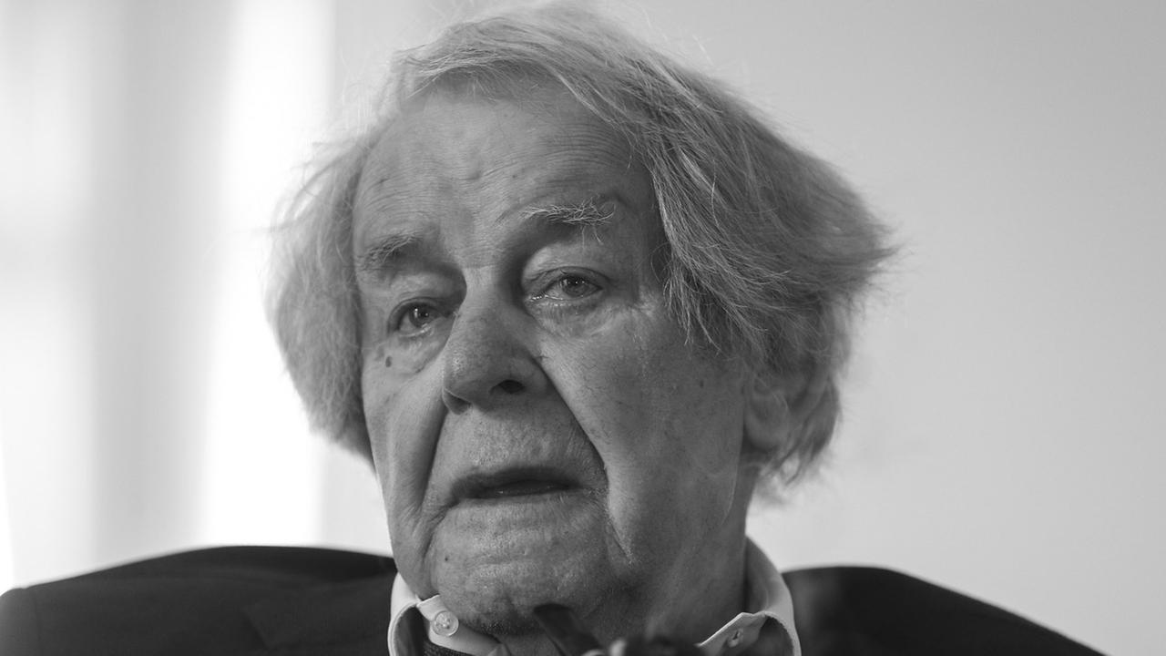Der Schrifsteller Siegfried Lenz am 18.02.2014 in Hamburg im Gästehaus des Hamburger Senats. Der Schrifsteller Siegfried Lenz am 18.02.2014 in Hamburg im Gästehaus des Hamburger Senats.