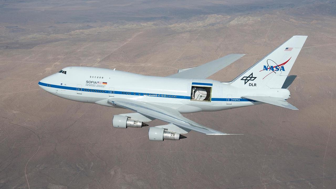 SOFIA mit geöffneter Teleskopklappe bei einem Testflug am Tage SOFIA mit geöffneter Teleskopklappe bei einem Testflug am Tage