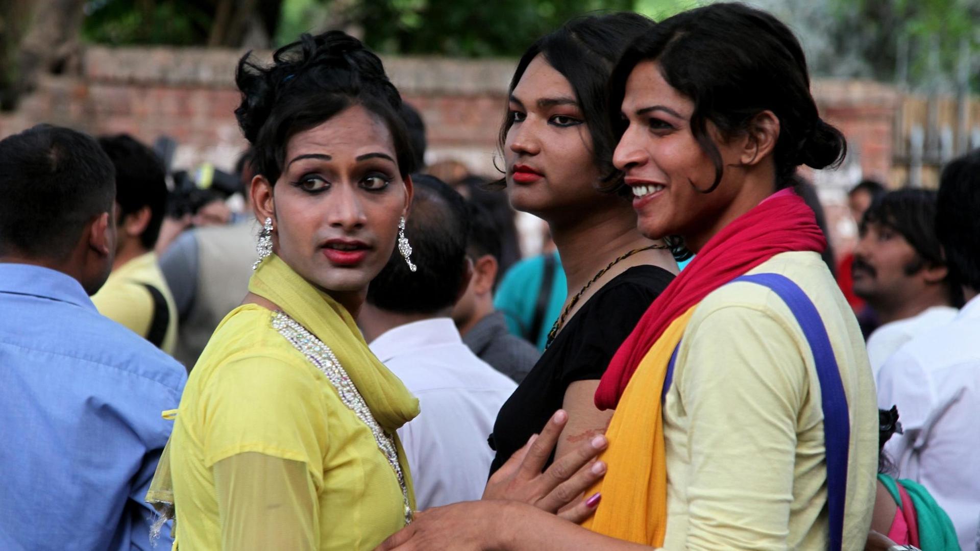 Zwei geschminkte indische Hijras in bunte Stoffe gekleidet. In Indien sind die Hijras seit 2014 als drittes Geschlecht offiziell anerkannt. Zwei geschminkte indische Hijras in bunte Stoffe gekleidet. In Indien sind die Hijras seit 2014 als drittes Geschlecht offiziell anerkannt.