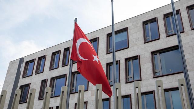 Die türkische Fahne weht vor der türkischen Botschaft in Berlin.