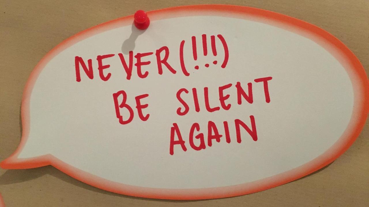 Karte auf einer Pinnwand bei der Voice-Konferenz: "Never be silent again" - Nie wieder still sein. Karte auf einer Pinnwand bei der Voice-Konferenz: "Never be silent again" - Nie wieder still sein.