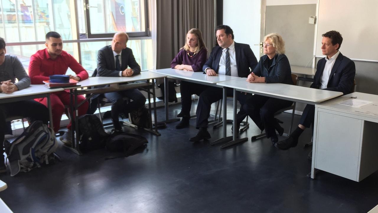 Justizministerin Christine Lambrecht, Gideon Joffe, der Vorsitzende der Jüdischen Gemeinde zu Berlin und Schulleiter Aaron Eckstaedt hören Schülern zu Justizministerin Christine Lambrecht, Gideon Joffe, der Vorsitzende der Jüdischen Gemeinde zu Berlin und Schulleiter Aaron Eckstaedt hören Schülern zu