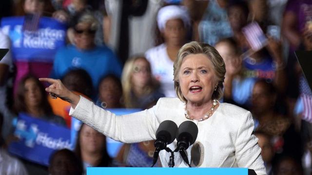 Hillary Clinton in Fort Lauderdale, Florida. Sie steht am Mikrofon und gestikuliert .