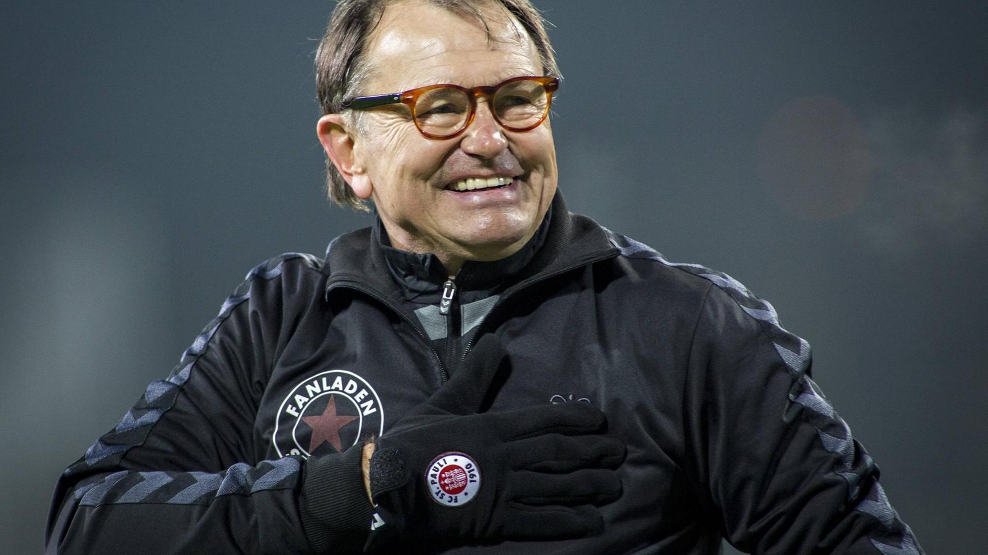 Trainer Ewald Lienen (St.Pauli) strahlend auf dem Spielfeld. Trainer Ewald Lienen (St.Pauli) strahlend auf dem Spielfeld.
