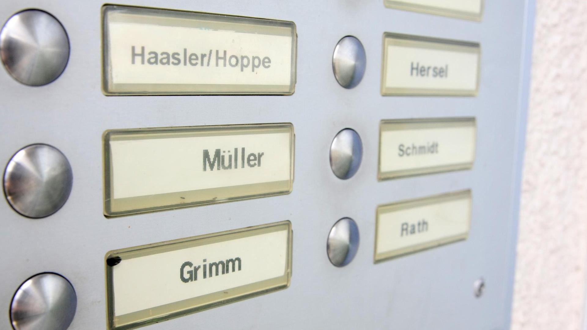 Das Foto zeigt ein Klingelschild in Berlin, auf dem nur deutsch klingende Namen zu lesen sind. Das Foto zeigt ein Klingelschild in Berlin, auf dem nur deutsch klingende Namen zu lesen sind.