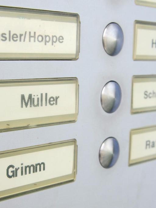 Das Foto zeigt ein Klingelschild in Berlin, auf dem nur deutsch klingende Namen zu lesen sind.