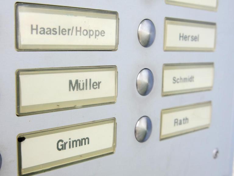Das Foto zeigt ein Klingelschild in Berlin, auf dem nur deutsch klingende Namen zu lesen sind.
