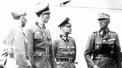Ein Bild aus Kriegstagen: Kurt Waldheim (2.v.l.) 1943 als Wehrmachtsoffizier in Podgorica