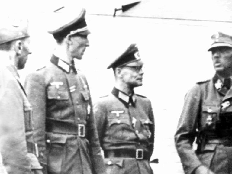 Ein Bild aus Kriegstagen: Kurt Waldheim (2.v.l.) 1943 als Wehrmachtsoffizier in Podgorica