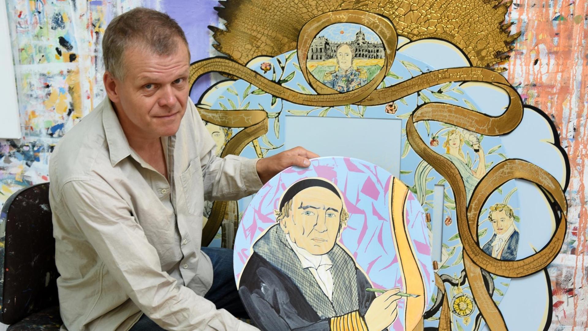 Der Künstler Moritz Götze in seinem Atelier Der Künstler Moritz Götze in seinem Atelier