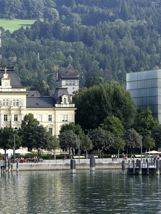 Blick vom Bodensee auf Bregenz - rechts im Bild ist das Kunsthaus Bregenz.