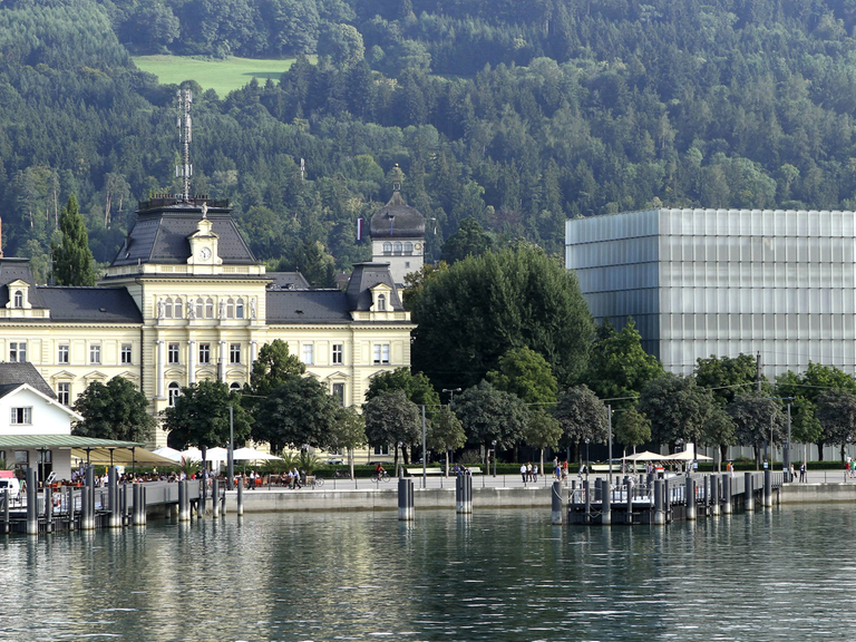 Blick vom Bodensee auf Bregenz - rechts im Bild ist das Kunsthaus Bregenz.