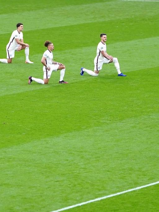 Beim Spiel der Gruppe D der Euro 2020 am 22. Juni 2021 zwischen der Tschechischen Republik und England knien die englischen Spieler vor dem Anpfiff auf dem Rasen des Wembley-Stadions in London.
