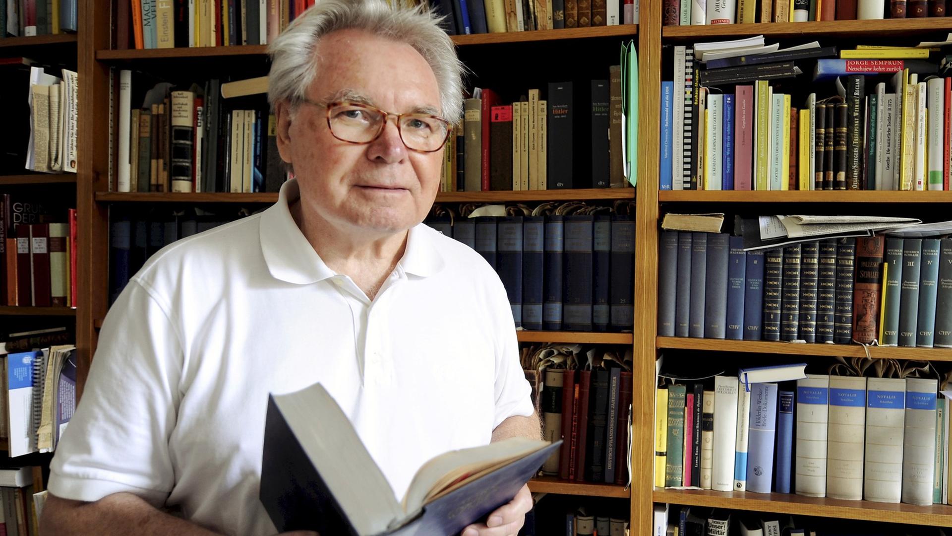 Oskar Negt steht am Dienstag (21.07.2009) in einem weißen Polohemd in Hannover in der Bibliothek seiner Wohnung. Als junger Soziologe und Philosoph avancierte Negt zu einem Wortführer der 68er-Studentenbewegung, 30 Jahre später wurde der Professor und Gründer einer Reformschule in Hannover kulturpolitischer Berater vom damaligen Kanzler Gerhard Schröder (SPD). Oskar Negt steht am Dienstag (21.07.2009) in einem weißen Polohemd in Hannover in der Bibliothek seiner Wohnung. Als junger Soziologe und Philosoph avancierte Negt zu einem Wortführer der 68er-Studentenbewegung, 30 Jahre später wurde der Professor und Gründer einer Reformschule in Hannover kulturpolitischer Berater vom damaligen Kanzler Gerhard Schröder (SPD).
