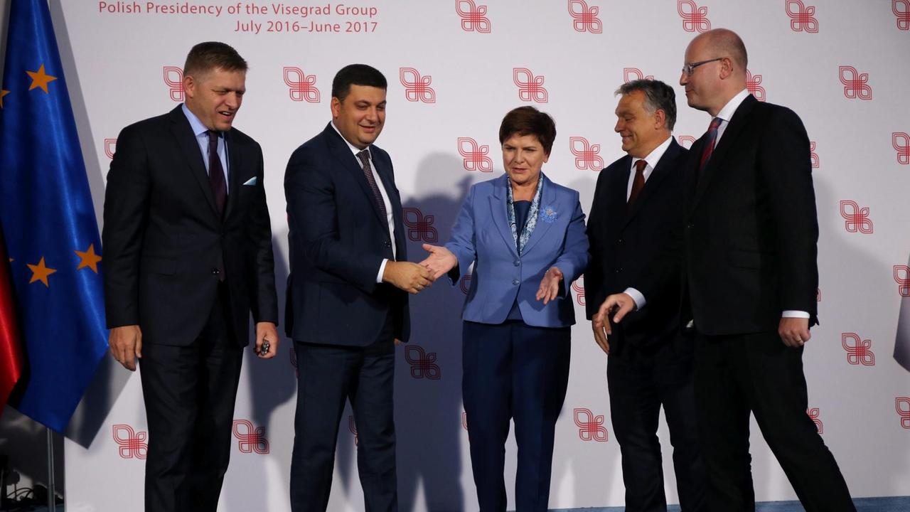 Der slowakische Premierminister Robert Fico, der ukrainische Premierminister Volodymyr Groisman, die polnische Premierministerin Beata Szydlo, der ungarische Premierminister Viktor Orban und der tschechische Premierminister Bohuslav Sobotka beim Visegrad-Treffen in Polen
