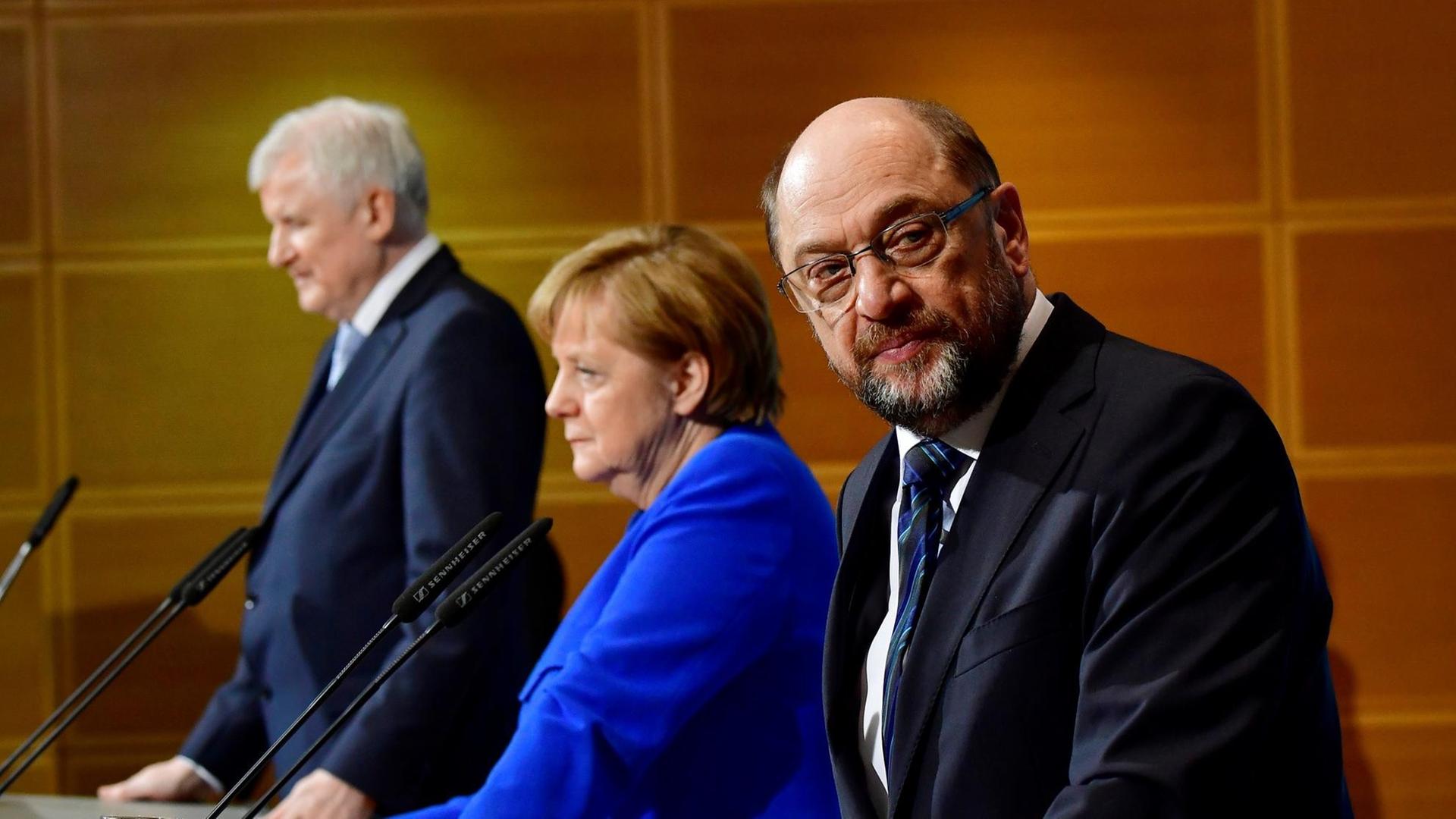 Horst Seehofer, Angela Merkel und Martin Schulz (v.l) nach dem Abschluss der Sondierung. Horst Seehofer, Angela Merkel und Martin Schulz (v.l) nach dem Abschluss der Sondierung.