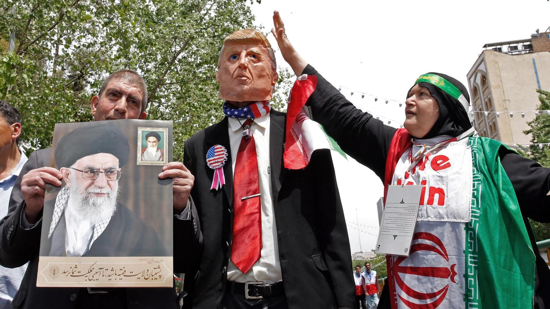 Iranische Demonstranten tragen ein Porträt des iranischen Obersten Führers Ayatollah Ali Khamenei und ein Bildnis des US-Präsidenten Donald Trump während einer Kundgebung in der Hauptstadt Teheran am 10. Mai 2019. AFP