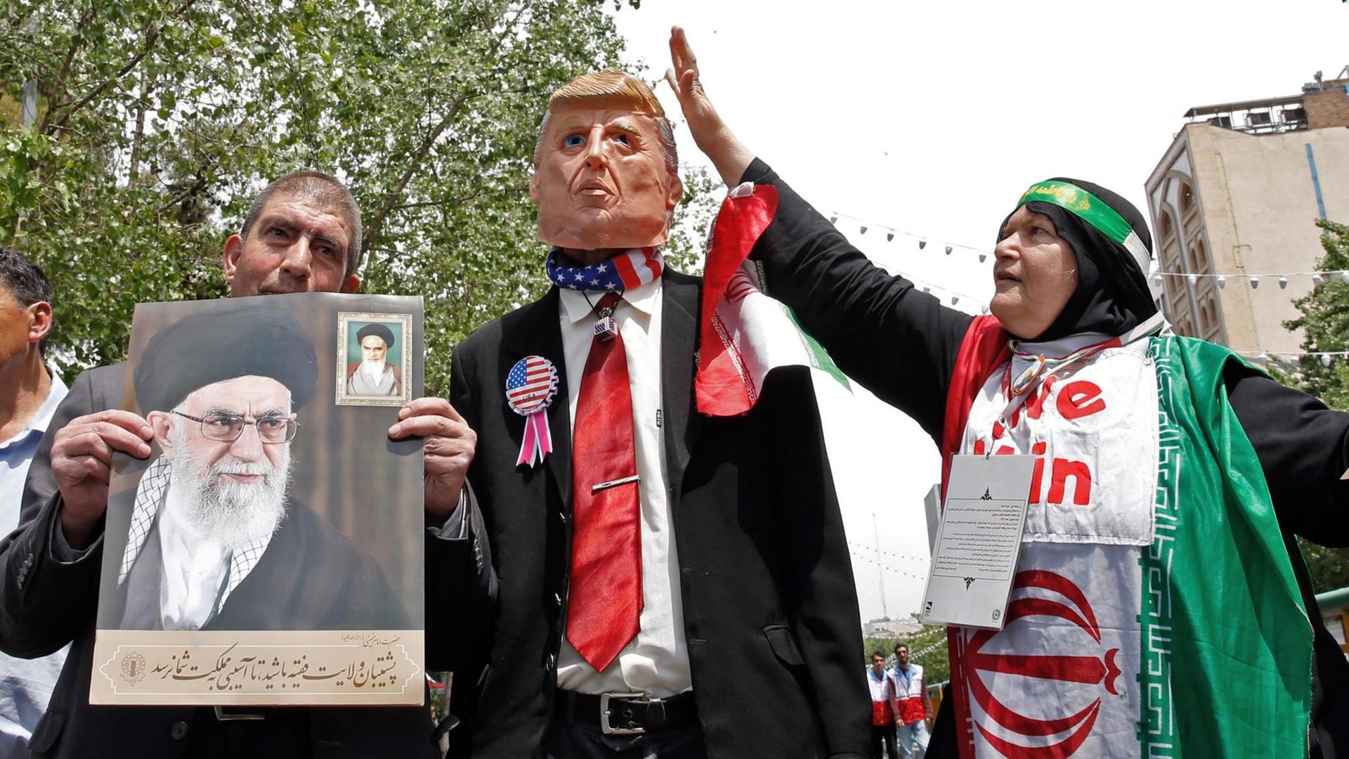Iranische Demonstranten tragen ein Porträt des iranischen Obersten Führers Ayatollah Ali Khamenei und ein Bildnis des US-Präsidenten Donald Trump während einer Kundgebung in der Hauptstadt Teheran am 10. Mai 2019. AFP Iranische Demonstranten tragen ein Porträt des iranischen Obersten Führers Ayatollah Ali Khamenei und ein Bildnis des US-Präsidenten Donald Trump während einer Kundgebung in der Hauptstadt Teheran am 10. Mai 2019. AFP