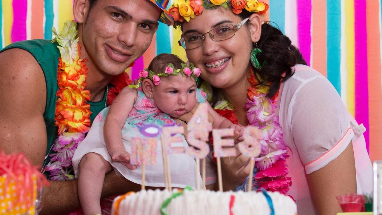 Ana Beatriz feiert mit ihren Eltern Alipio Martins (links) und Bruna Gabrielle (rechts) den vierten Monat ihrer Geburt am 8. Februar 2016 in Lagoa do Carro, Brasilien. Das Baby kam mit Mikrozephalie zur Welt, doch ein Zusammenhang mit dem Zika-Virus konnte bislang nicht festgestellt werden Ana Beatriz feiert mit ihren Eltern Alipio Martins (links) und Bruna Gabrielle (rechts) den vierten Monat ihrer Geburt am 8. Februar 2016 in Lagoa do Carro, Brasilien. Das Baby kam mit Mikrozephalie zur Welt, doch ein Zusammenhang mit dem Zika-Virus konnte bislang nicht festgestellt werden