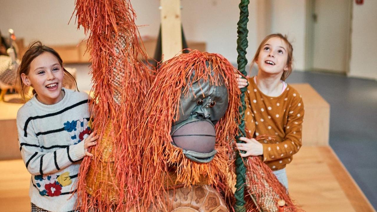 Zwei Kinder und ein Spiel-Orang-Utan in der Kinderwelt des Jüdischen Museums Berlin. Zwei Kinder und ein Spiel-Orang-Utan in der Kinderwelt des Jüdischen Museums Berlin.