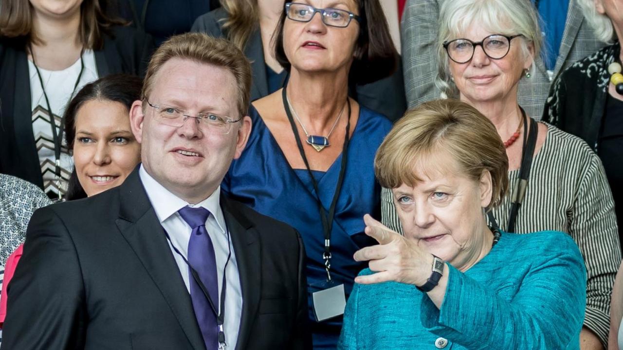 Merkel posiert in Berlin mit Hollstein und weiteren Preisträgern
