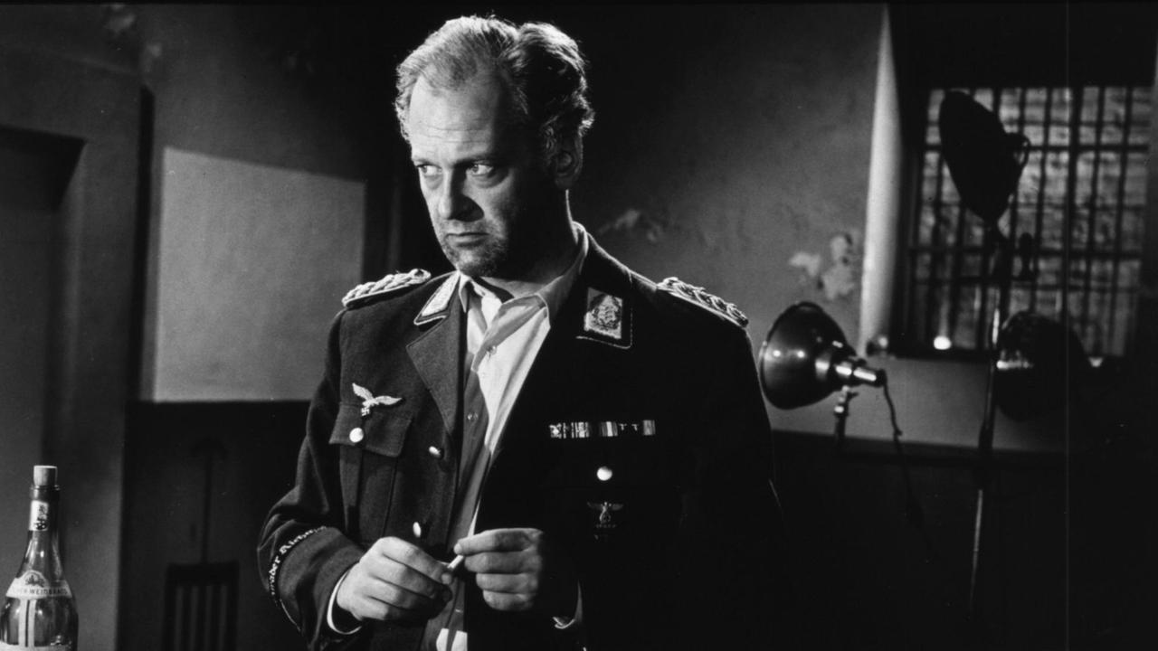 Curd Jürgens in "Des Teufels General" (Deutschland 1954; Regie: Helmut Kaeutner; Buch: Georg Hurdalek, Helmut Kaeutner u. Carl Zuckmayer, n.d. gleichn. Theaterstueck von Carl Zuckmayer). Curd Jürgens in "Des Teufels General" (Deutschland 1954; Regie: Helmut Kaeutner; Buch: Georg Hurdalek, Helmut Kaeutner u. Carl Zuckmayer, n.d. gleichn. Theaterstueck von Carl Zuckmayer).