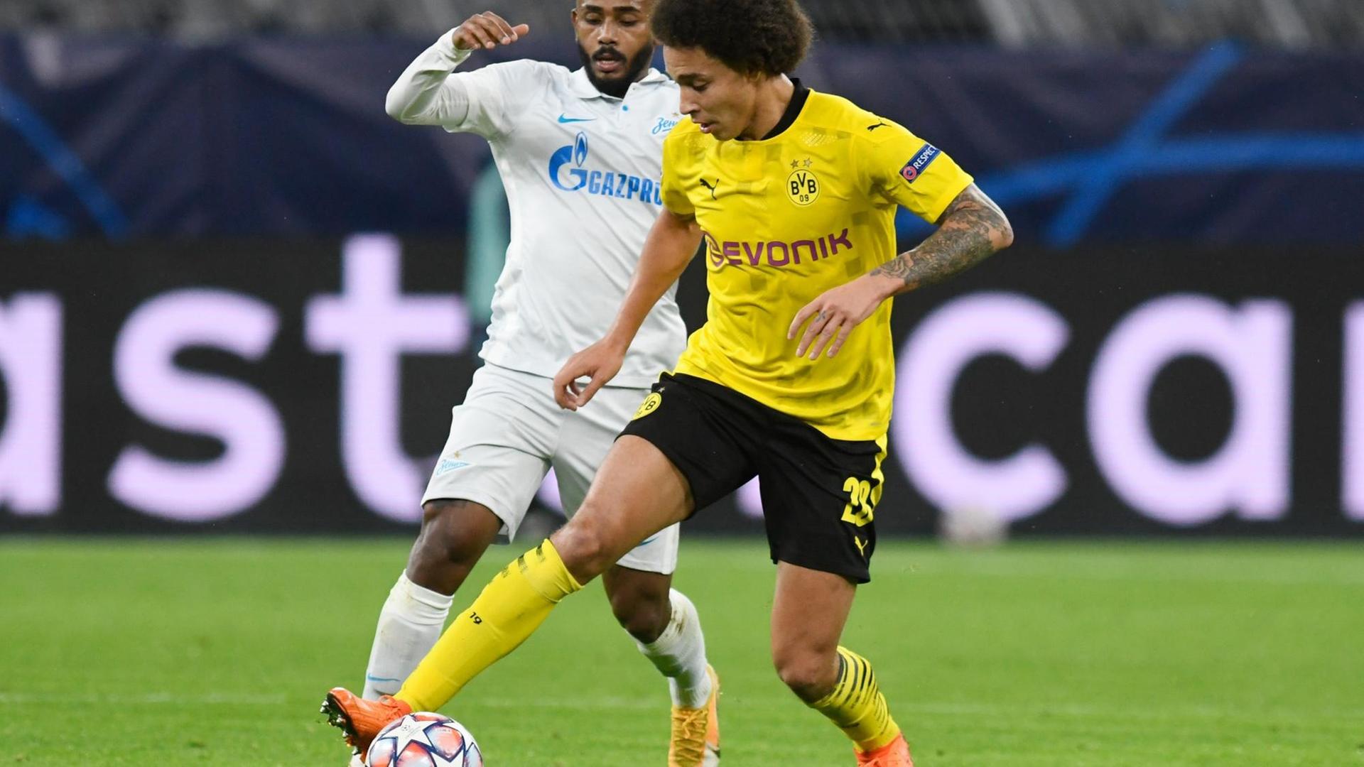Axel Witsel nimmt Marcus Wendel den Ball ab. Axel Witsel nimmt Marcus Wendel den Ball ab.