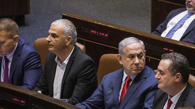 Benjamin Netanjahu (M), Ministerpräsident von Israel, nimmt an einer Knesset-Sitzung teil. Zum zweiten Mal binnen eines halben Jahres soll in Israel am 17. September ein neues Parlament gewählt werden.