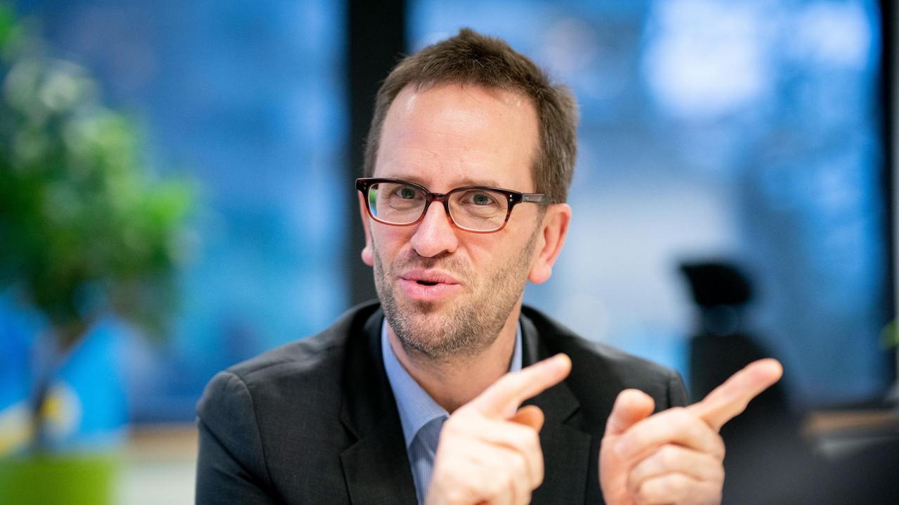 Klaus Müller, Vorstand des Verbraucherzentrale Bundesverbands, spricht in einem Interview mit Journalisten der Deutschen Presse-Agentur.
