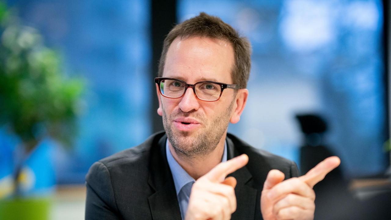 Klaus Müller, Vorstand des Verbraucherzentrale Bundesverbands, spricht in einem Interview mit Journalisten der Deutschen Presse-Agentur. Klaus Müller, Vorstand des Verbraucherzentrale Bundesverbands, spricht in einem Interview mit Journalisten der Deutschen Presse-Agentur.