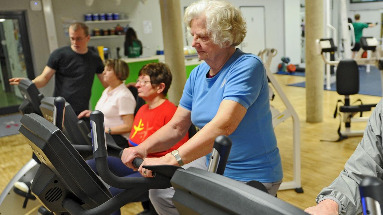 Vier Senioren trainieren am 23.01.2014 in Kassel (Hessen) auf dem Ergometer. Vier Senioren trainieren am 23.01.2014 in Kassel (Hessen) auf dem Ergometer.