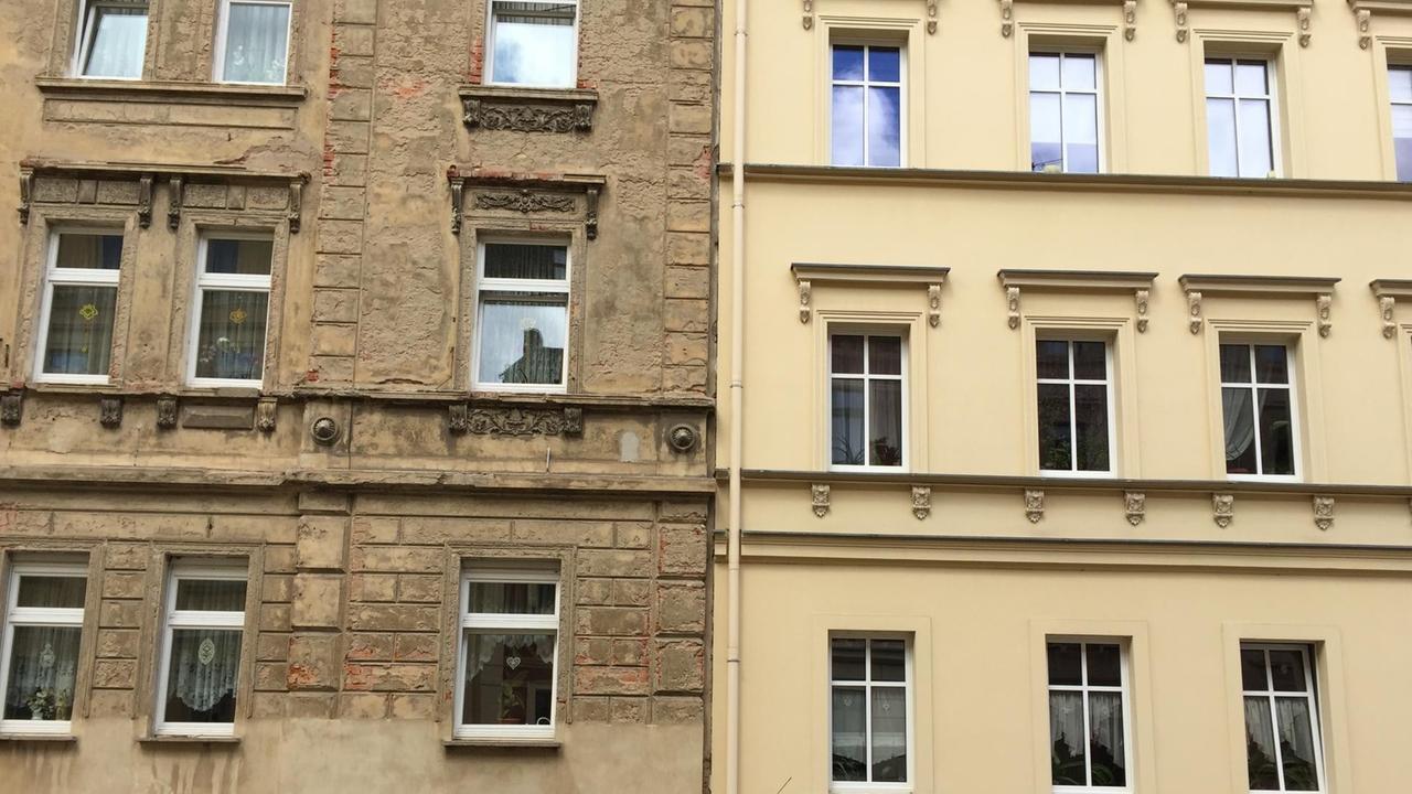 Altenburg in Thüringen. Eine renovierte und eine unrenovierte Altbaufassade. Altenburg in Thüringen. Eine renovierte und eine unrenovierte Altbaufassade.