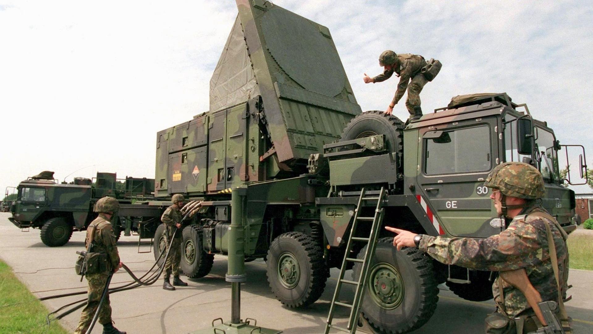 Soldaten des Flugabwehrraktengeschwader 1 treffen auf dem Fliegerhorst Schwesing bei Husum die letzten Vorbereitungen an ihrer Radar-Anlage des Waffensystems Patriot Soldaten des Flugabwehrraktengeschwader 1 treffen auf dem Fliegerhorst Schwesing bei Husum die letzten Vorbereitungen an ihrer Radar-Anlage des Waffensystems Patriot