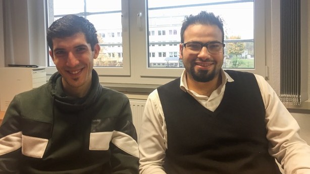 Tarek Al Sabach (links) und Iad Al Sawaf (rechts) - die zwei Syrer leben in Frankfurt (Oder), Podium 7.11.2018 von Vanja Budde
Bild nur im Zusammenhang mit Podium von Frau Budde verwenden!