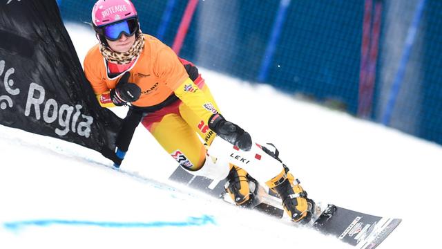 Ramona Hofmeister lehnt sich auf dem Snowboard weit in die Kurve