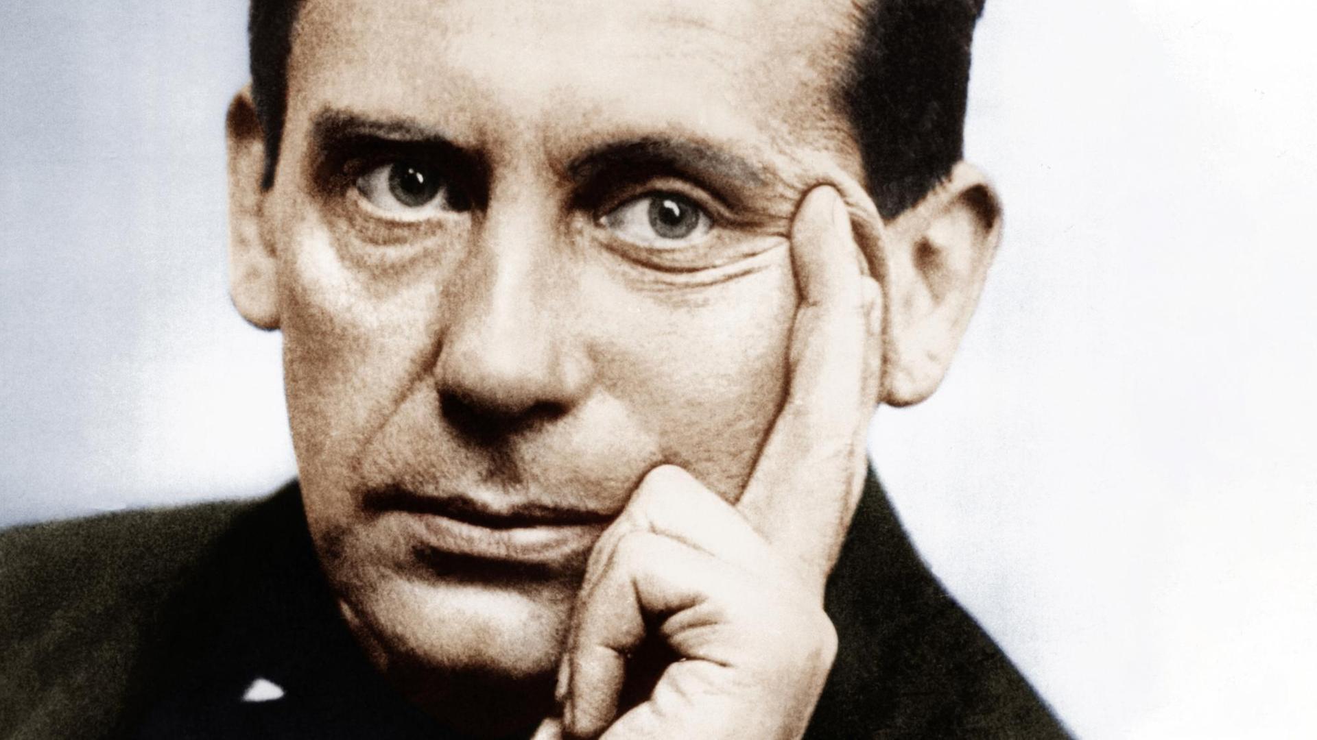 Fotografie von Walter Gropius, der leicht zur Seite schaut. Fotografie von Walter Gropius, der leicht zur Seite schaut.