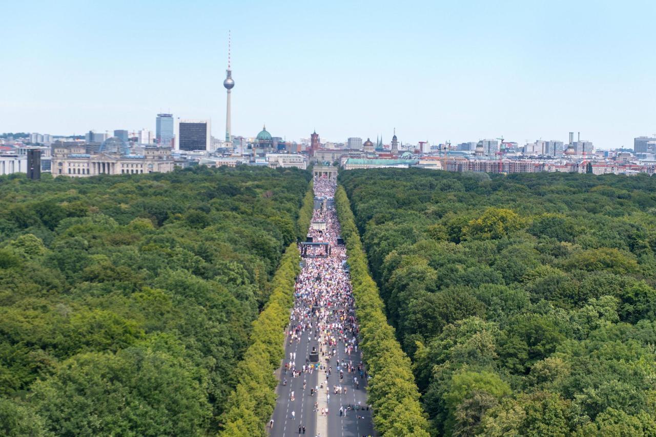 Luftbild der Demo gegen Corona-Maßnahmen in Berlin 2020 Luftbild der Demo gegen Corona-Maßnahmen in Berlin 2020
