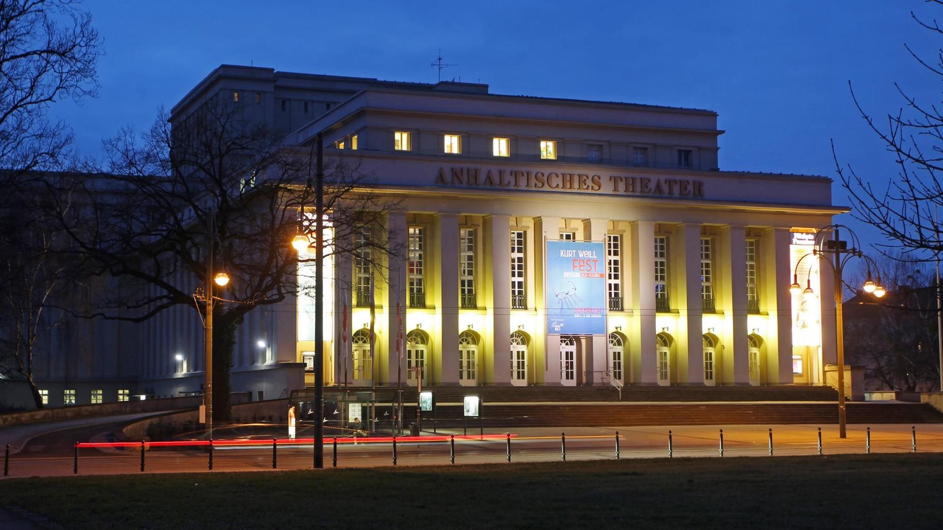 Das Theater der Stadt in abendlicher Beleuchtung. Das Theater der Stadt in abendlicher Beleuchtung.